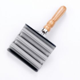 Lincoln Large Metal Curry Comb - Lincoln